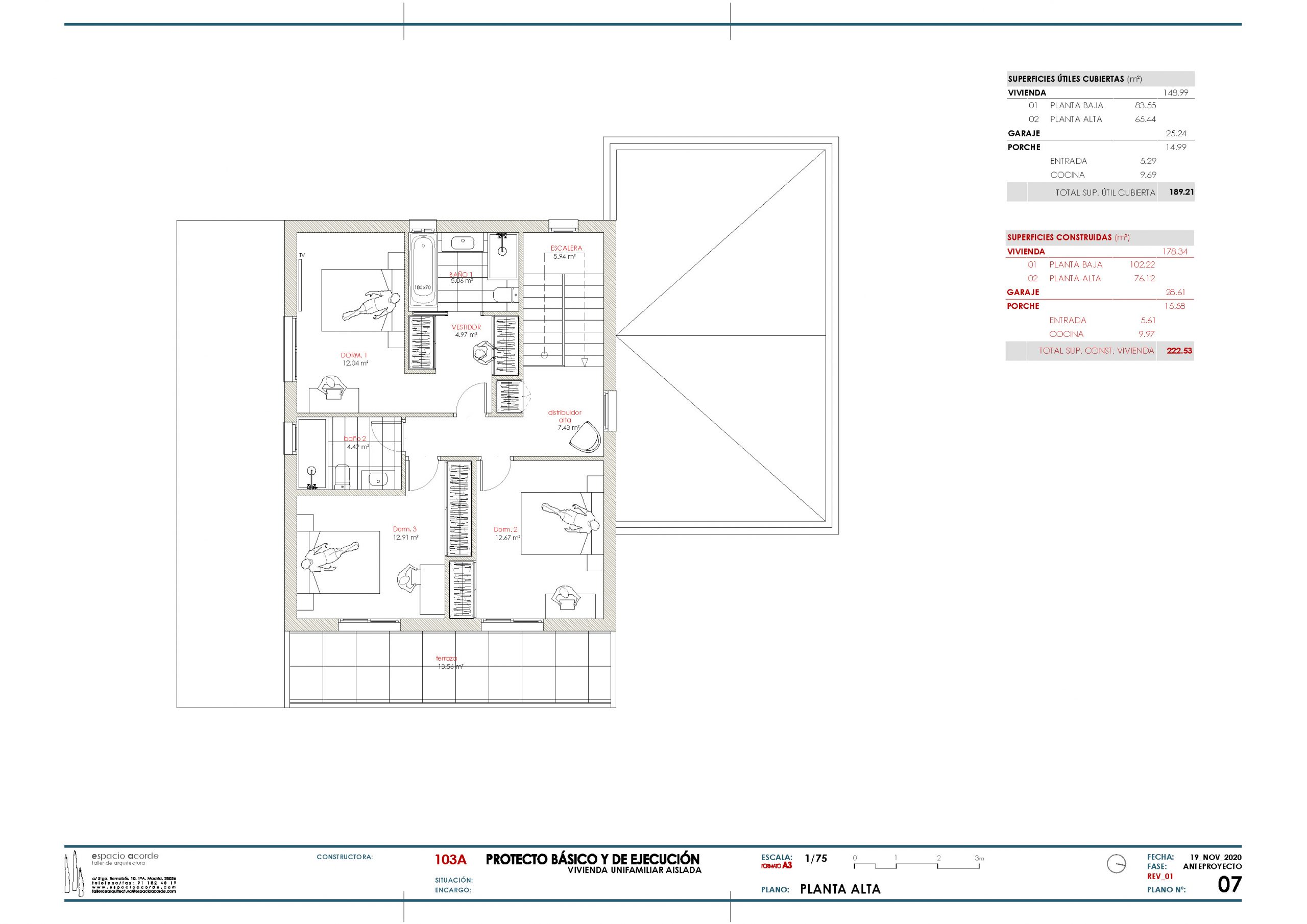 Plano técnico de planta alta de una vivienda unifamiliar aislada de diseño sostenible, mostrando la distribución de tres dormitorios, suite con vestidor, baños y terraza, diseñado por Espacio Acorde.