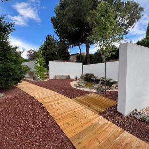 Conjunto arquitectónico y paisajístico del Museo Municipal del Bonsái en Villalba, resaltando el respeto y la integración de los grandes árboles existentes en el diseño