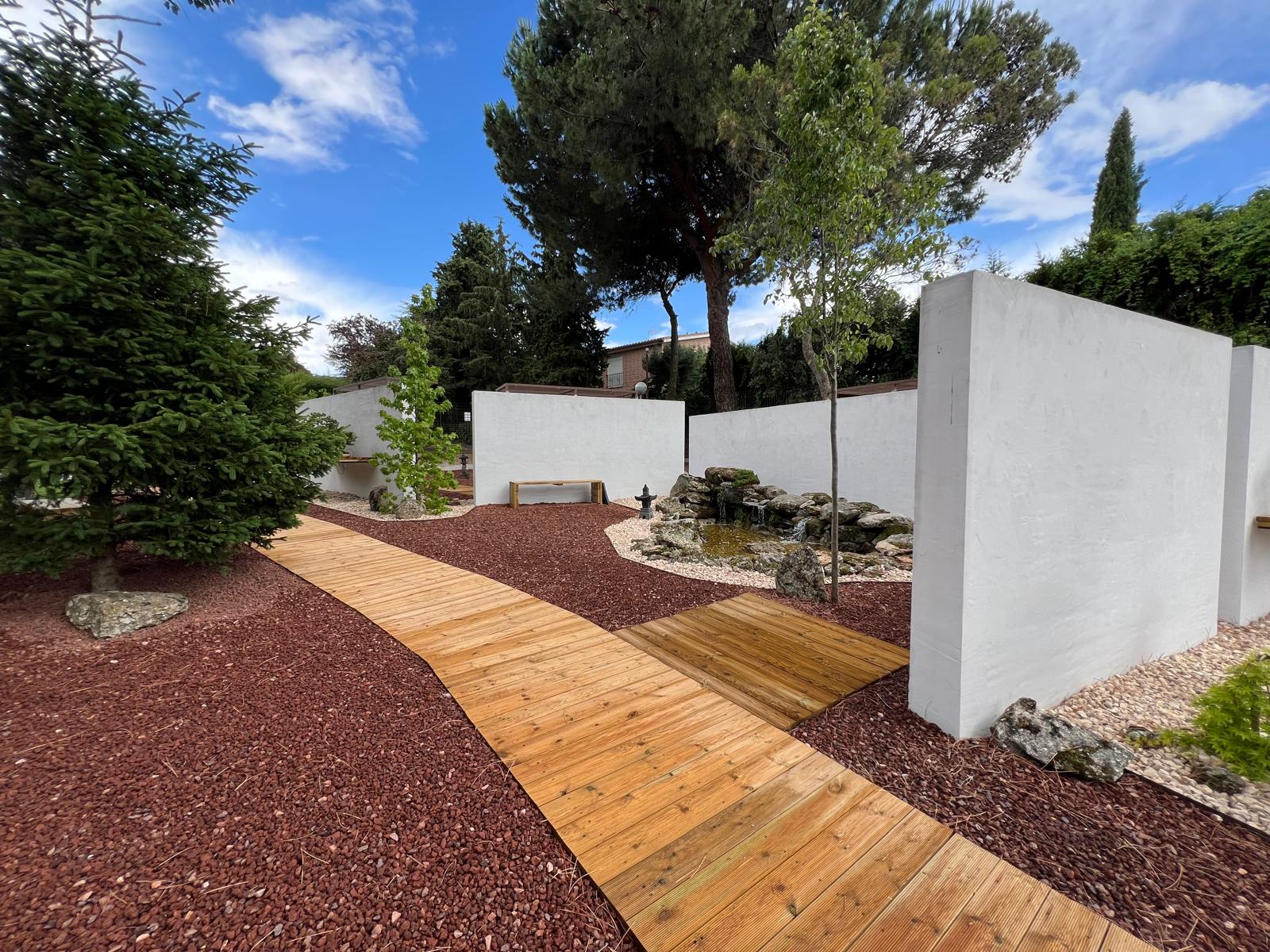 Conjunto arquitectónico y paisajístico del Museo Municipal del Bonsái en Villalba, resaltando el respeto y la integración de los grandes árboles existentes en el diseño