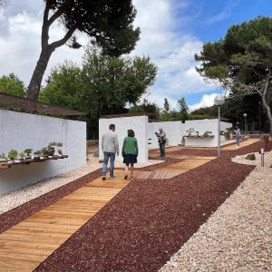 Fotografía real del espacio exterior ejecutado en el Museo Municipal del Bonsái de Collado Villalba con pasarelas de madera, diseñado por Espacio Acorde