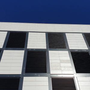 Plano detalle de la modulación cerámica y lamas de control solar en la fachada de la Clínica López Ibor