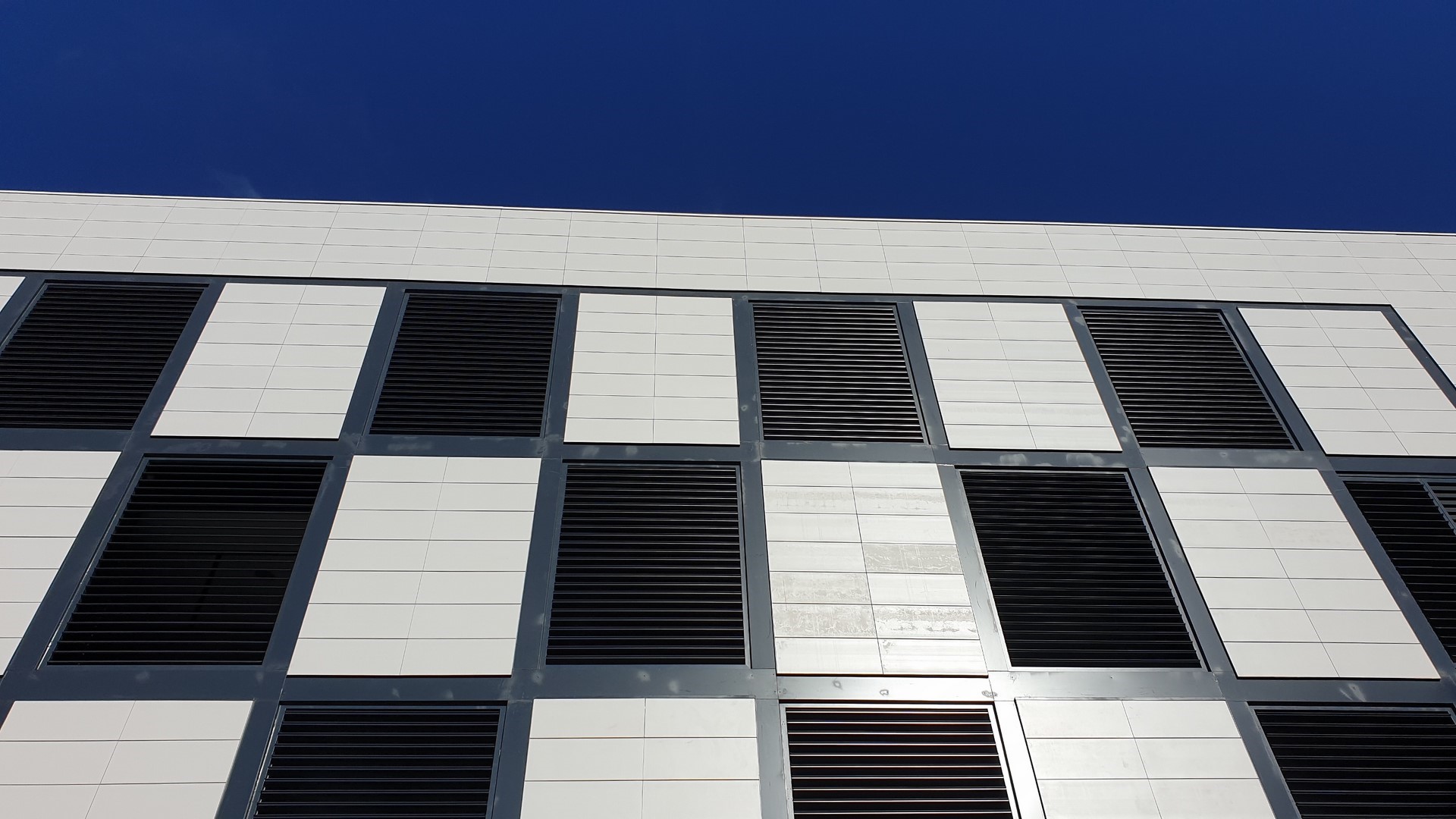 Plano detalle de la modulación cerámica y lamas de control solar en la fachada de la Clínica López Ibor