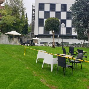 Integración de la fachada rehabilitada de la Clínica López Ibor con las zonas ajardinadas y de descanso de la clínica