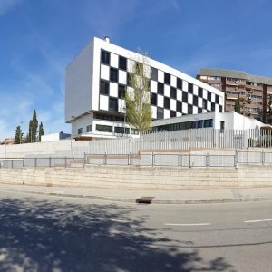 Perspectiva general urbana del edificio de la Clínica López Ibor tras la rehabilitación de su fachada en damero