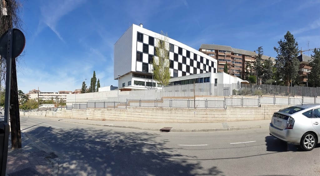 Perspectiva general urbana del edificio de la Clínica López Ibor tras la rehabilitación de su fachada en damero