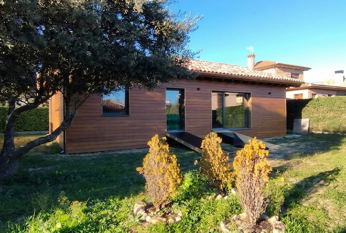Fachada de vivienda unifamiliar de madera y teja tradicional en Colmenarejo, diseñada por Espacio Acorde, estudio de arquitectura en Madrid.