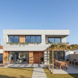 Render 3D de vivienda unifamiliar de dos plantas con pérgola de madera, porche y jardín en Madrid