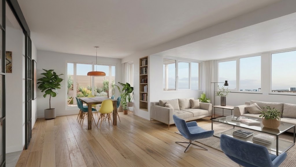 Vista de salón-comedor diáfano en piso reformado en Madrid, con suelo de madera, grandes ventanales, estantería empotrada y muebles contemporáneos, por Espacio Acorde.